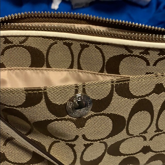 Coach wristlet/clutch signature and off-white NWT - Picture 5 of 8